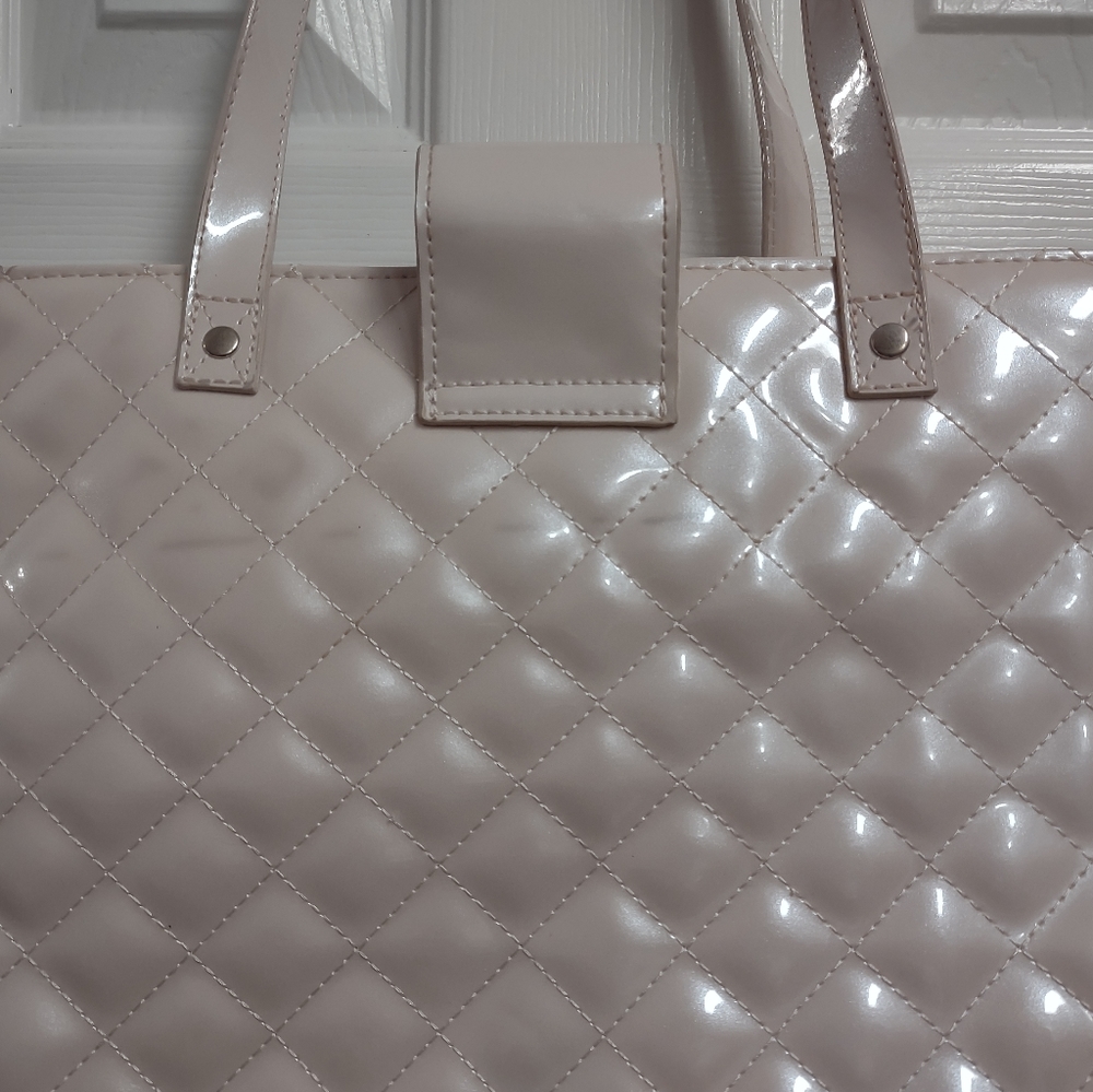 Hello Kitty Quilted Look Peal/white Color NWT - Picture 13 of 16